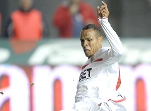 Luis Fabiano em ao pelo Sevilla; atacante brasileiro  pretendido por vrios clubes