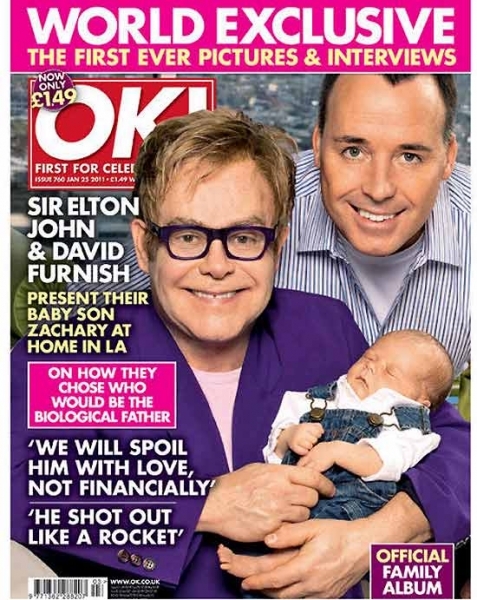 Elton John e seu companheiro David Furnish apresentam o primeiro filho, Zachary, em capa de revista