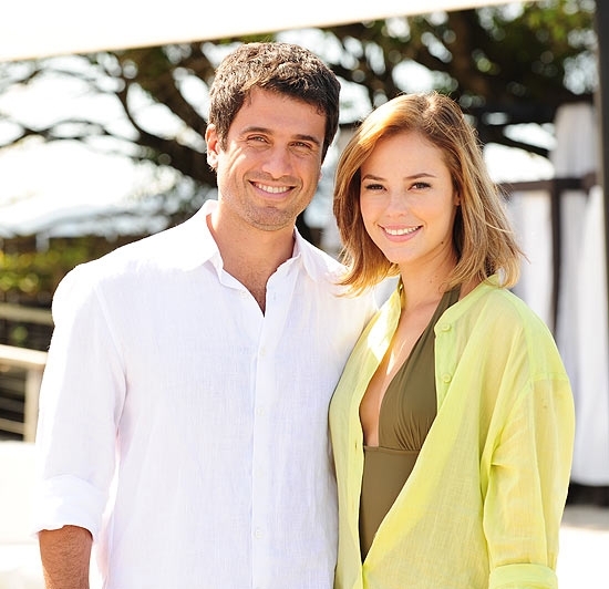 Pedro (Eriberto Le�o) e Marina (Paola Oliveira), os mocinhos que pousaram avi�o na novela 