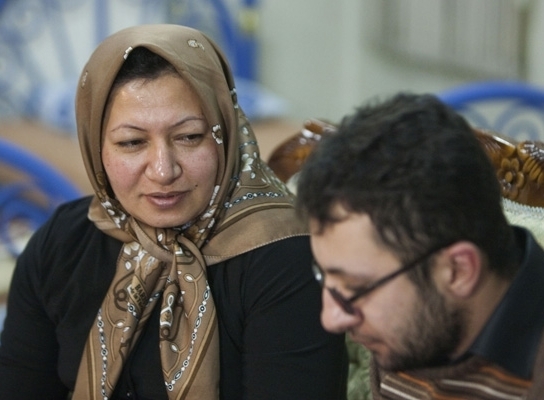 Sakineh Mohammadi-Ashtiani e seu filho durante entrevista em Tabriz, no ano passado