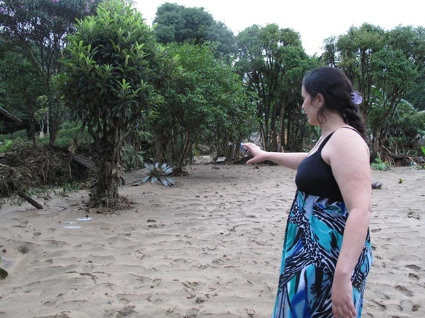 Moradora mostra local onde menino foi resgatado