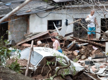 Moradores observam destrui��o provocada pelas chuvas em Nova Friburgo. 