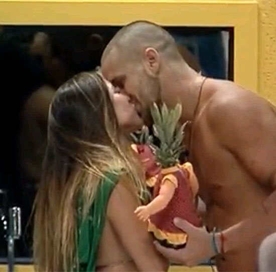 Diogo e Michelly se beijam aps batizarem os abacaxis