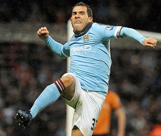 Tevez comemora um de seus gols contra o Wolverhampton