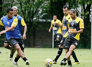 Carlinhos Paraiba (dir.) durante treino do So Paulo