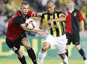 Alex tenta passar pela marcao do adversrio em jogo do Fenerbahe