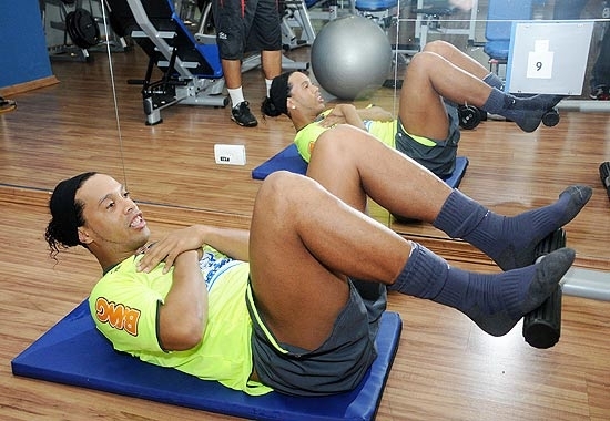 Ronaldinho faz exerccio em academia com o Flamengo em Londrina