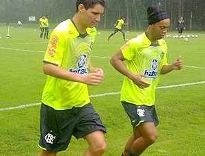 Thiago Neves e Ronaldinho correm na chuva