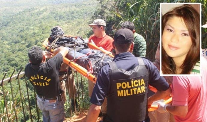 Em abril de 2009, policiais retiram corpo de Eiko (destaque) do Porto do Inferno: caso polmico