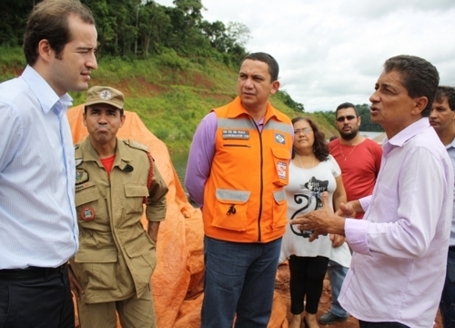 Promotor de Justia Thiago Scarpelini, Tenente Coronel Mrcio Paulo da Defesa Civil (centro) e o prefeito Neurilan Fraga