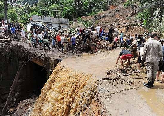 Bombeiros e moradores tentam resgatar vtimas em morro de Terespolis, na regio serra do Rio