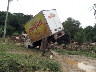 Caminho foi parar em cima de uma cerca em Terespolis