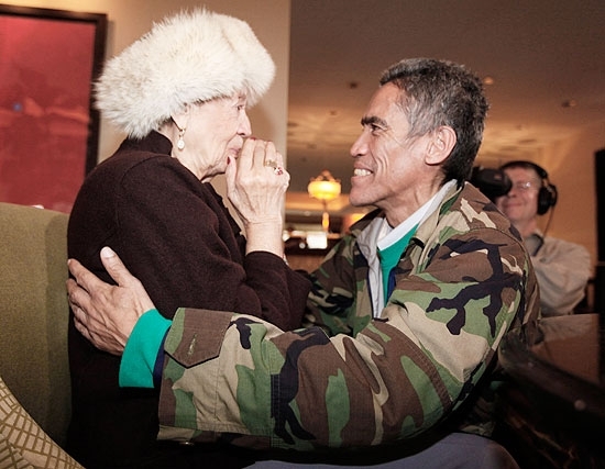 O sem-teto de voz de ouro, Ted Williams, 53, se reencontra com sua m�e, Julia, 90, ap�s mais de 20 anos