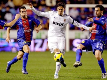 Sem atacantes, Mourinho aposta em Kak: 