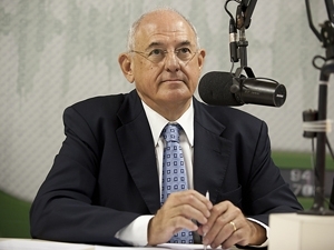 O ministro da Defesa, Nelson Jobim, durante entrevista ao programa Bom Dia Ministro.