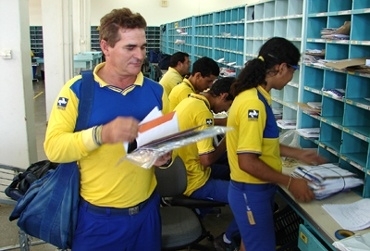 Carteiros separam correspondncia que ser enviada pelo Brasil