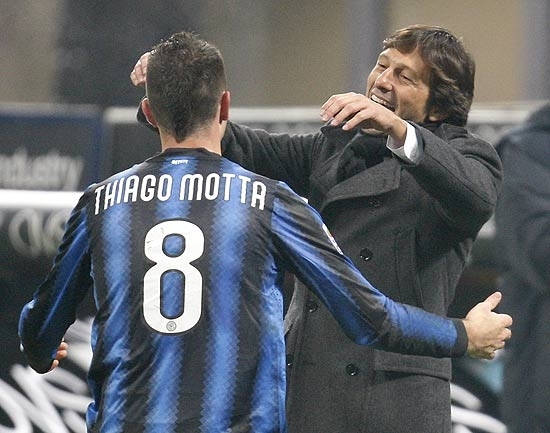 Estreante, Leonardo  abraado por Thiago Motta, que terminou roubando a cena, com dois gols em Milo