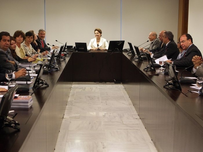 Dilma Rousseff (ao centro) comanda reunio conjunta de ministros da rea social e econmica do governo em Braslia