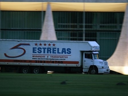 Caminho transporta a mudana do ex-presidente Lula do Palcio da Alvorada, em Braslia;onze veculos vo levar os perte