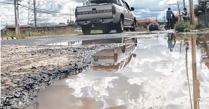 Asfalto da Capital no resiste s chuvas