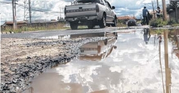 Asfalto da Capital no resiste s chuvas 