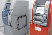 Os criminosos chegaram a cortar a lateral do caixa eletrnico, mas fugiram antes de pegar o dinheiro  