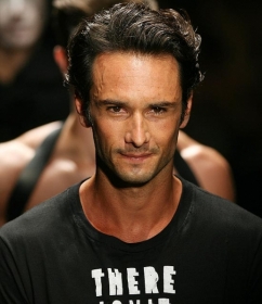 O ator Rodrigo Santoro, que teve de pular a grade dos fundos do Cafe de la Musique para entrar no Rveillon  