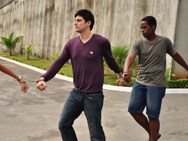 Fred � levado algemado at� o pres�dio