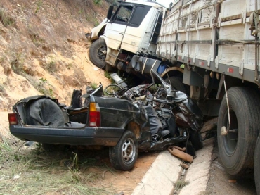 Carro fica destruido e cinco pessoas morrem em acidente na BR-251, no norte de Minas