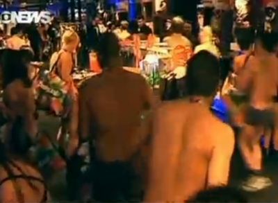 Fregueses ficam seminus para ganhar roupas em loja em Madri