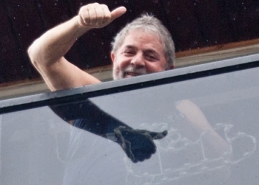 Ex-presidente Lula acena da sacada do apartamento em S�o Bernardo