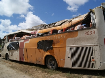 nibus saiu da pista e capotou, na BR-101, diz PRF 