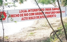 Lacres nas praias foram colocados na manh de ontem; faixas e placas informam e tambm alertam sobre risco no local