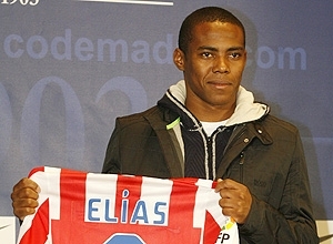 Elias exibe a camisa do Atltico de Madrid durante a apresentao oficial; jogador vai suar a camisa 9