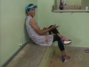 Homem se disfara de mulher para fugir da polcia e  preso