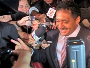 Tiririca ao chegar em teste para comprovar que   alfabetizado