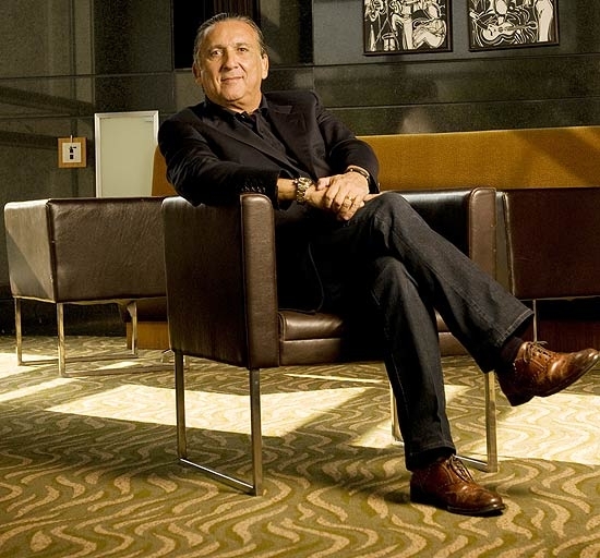 O narrador esportivo Galv�o Bueno, que ganhou uma campanha na internet pedindo para que ele calasse a boca