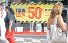 Consumidores que deixaram para comprar depois do Natal t�m economia significativa 