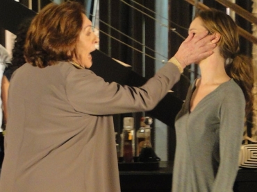 Gemma d� bofetada em Clara