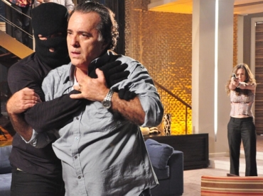 Clara aperta o gatilho 