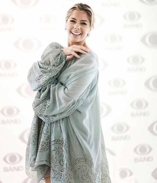 A apresentadora Adriane Galisteu, que renovou seu contrato com a Band e deve permanecer na emissora por mais dois anos