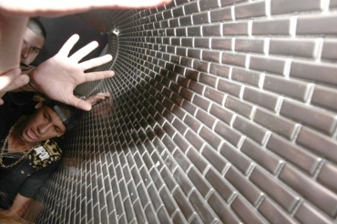 Neymar e os amigos tentam afastar o fotgrafo da Disco (Fotos: Waldemir Filetti/Divulgao)