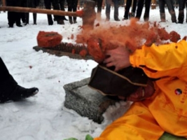 Os criminosos esto perdidos. O senhor Zhang, da provncia chinesa de Hei Longjiang, provou que no sente dor.