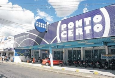 Lojas esto fechadas h alguns dias; clientes so informados por cartaz (detalhe) afixado na porta das unidades 