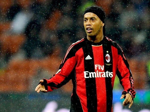 Pouco aproveitado no Milan, Ronaldinho pode voltar ao Brasil