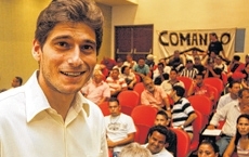 Advogado Jo�o Amu� (30) posa no audit�rio do Gin�sio Aecim Tocantins, antes da vota��o que o conduziu ao cargo