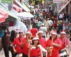 Vale tudo para atrair o cliente nesta poca. At a bandinha em pleno calado, refora o apelo ao consumo