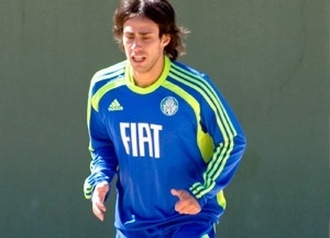 Leso na coxa atormentou o Mago Valdivia durante boa parte da temporada 2010