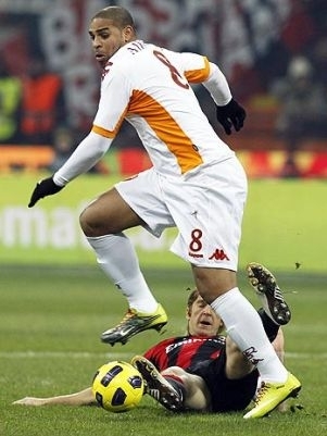 Presidente corintiano avisa que atacante teria de se comportar como qualquer outro funcionrio do clube