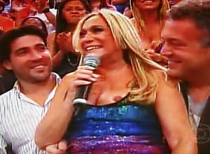Susana Vieira se descuida com o vestido e mostra o seio